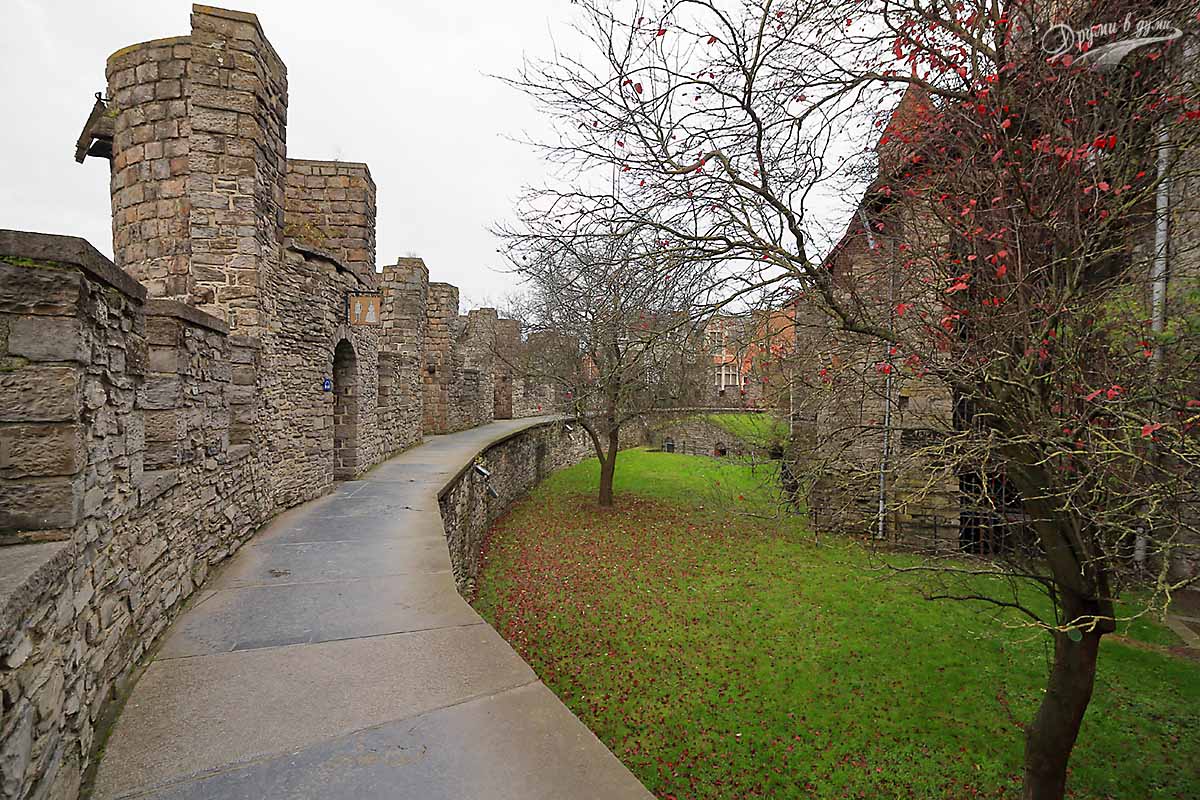 Along the ramparts of Gravensteen Castle